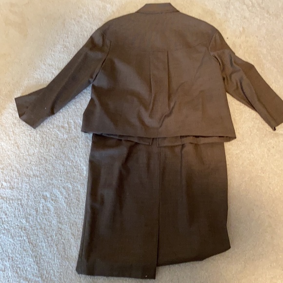 Jones New York ladies taupe suit. - Picture 3 of 3